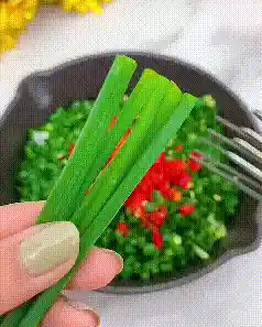 Chopping efficiency with salad scissors