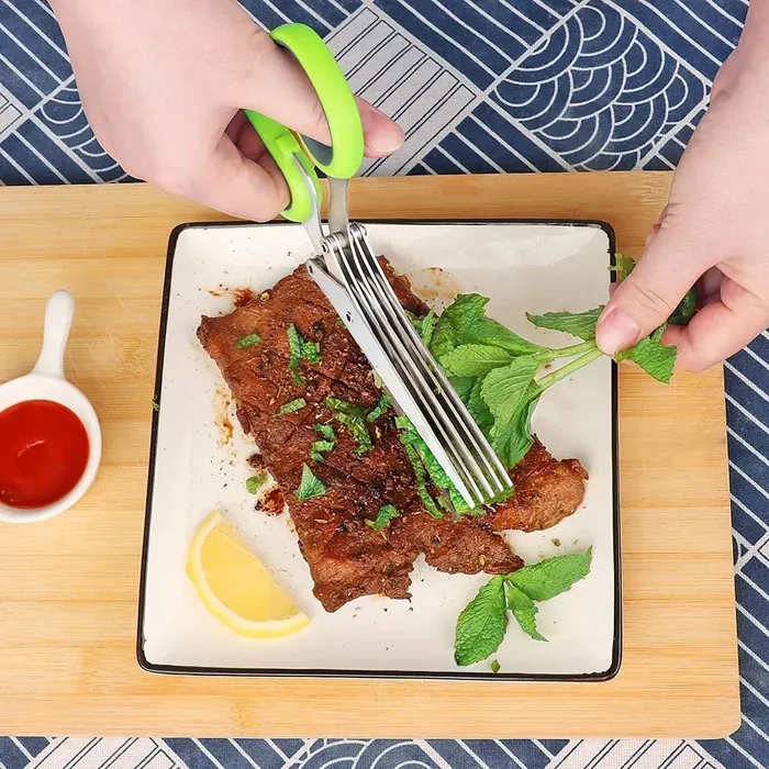 Easy to clean salad scissors